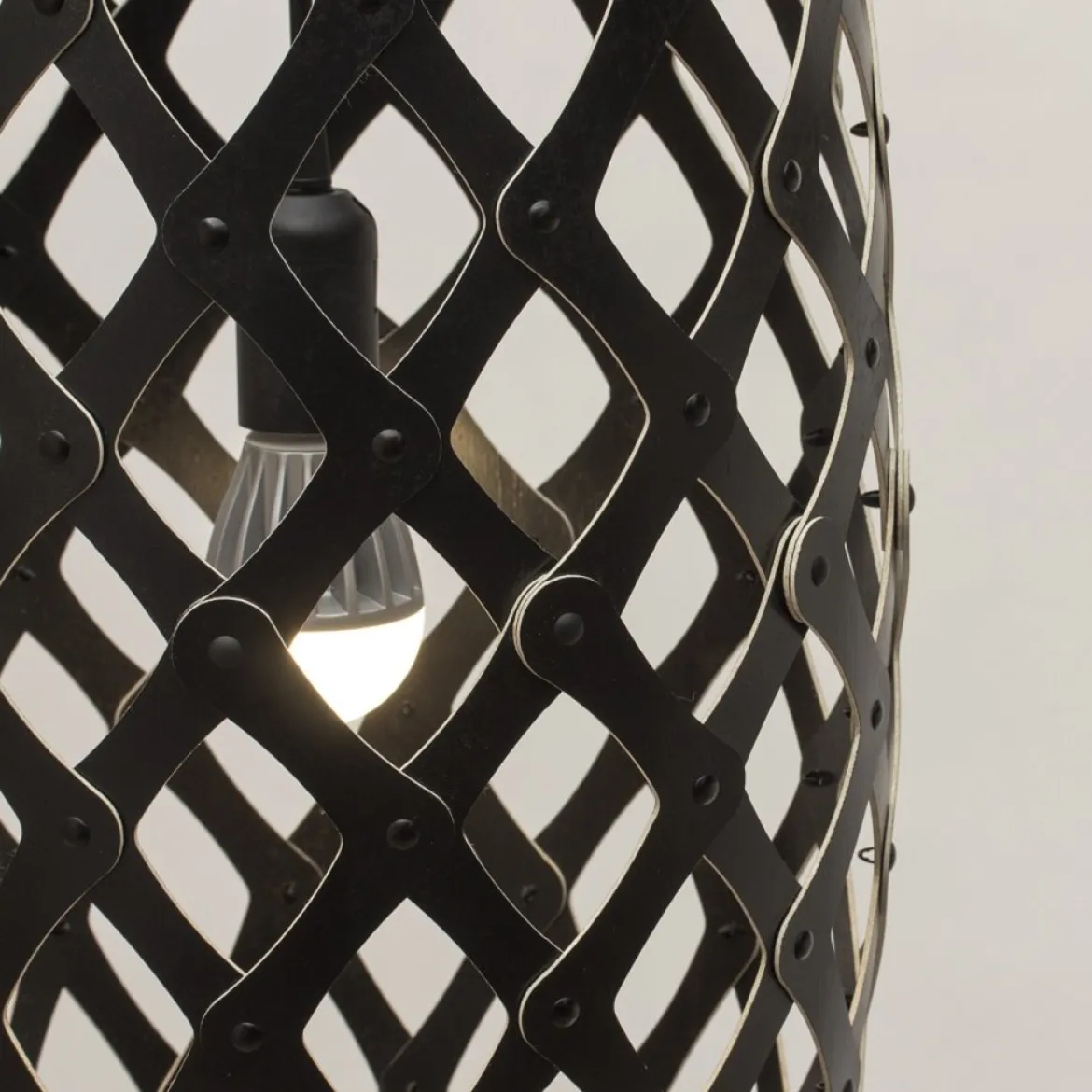 David Trubridge Hinaki Pendelleuchte 90 cm schwarz 2 Seiten