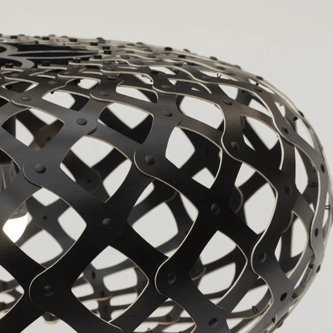 David Trubridge Kina Pendelleuchte Ø 80cm schwarz 2 Seiten