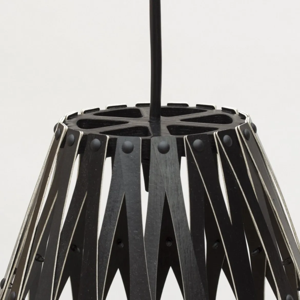 David Trubridge Koura Pendelleuchte 160 cm schwarz 2 Seiten
