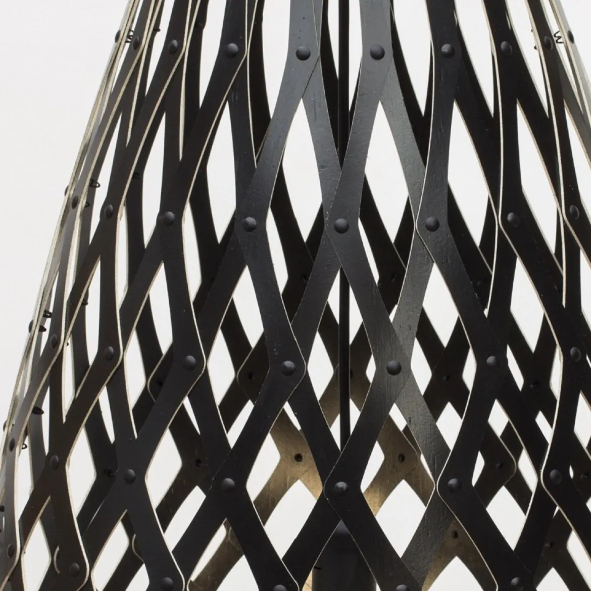 David Trubridge Koura Pendelleuchte 160 cm schwarz 2 Seiten