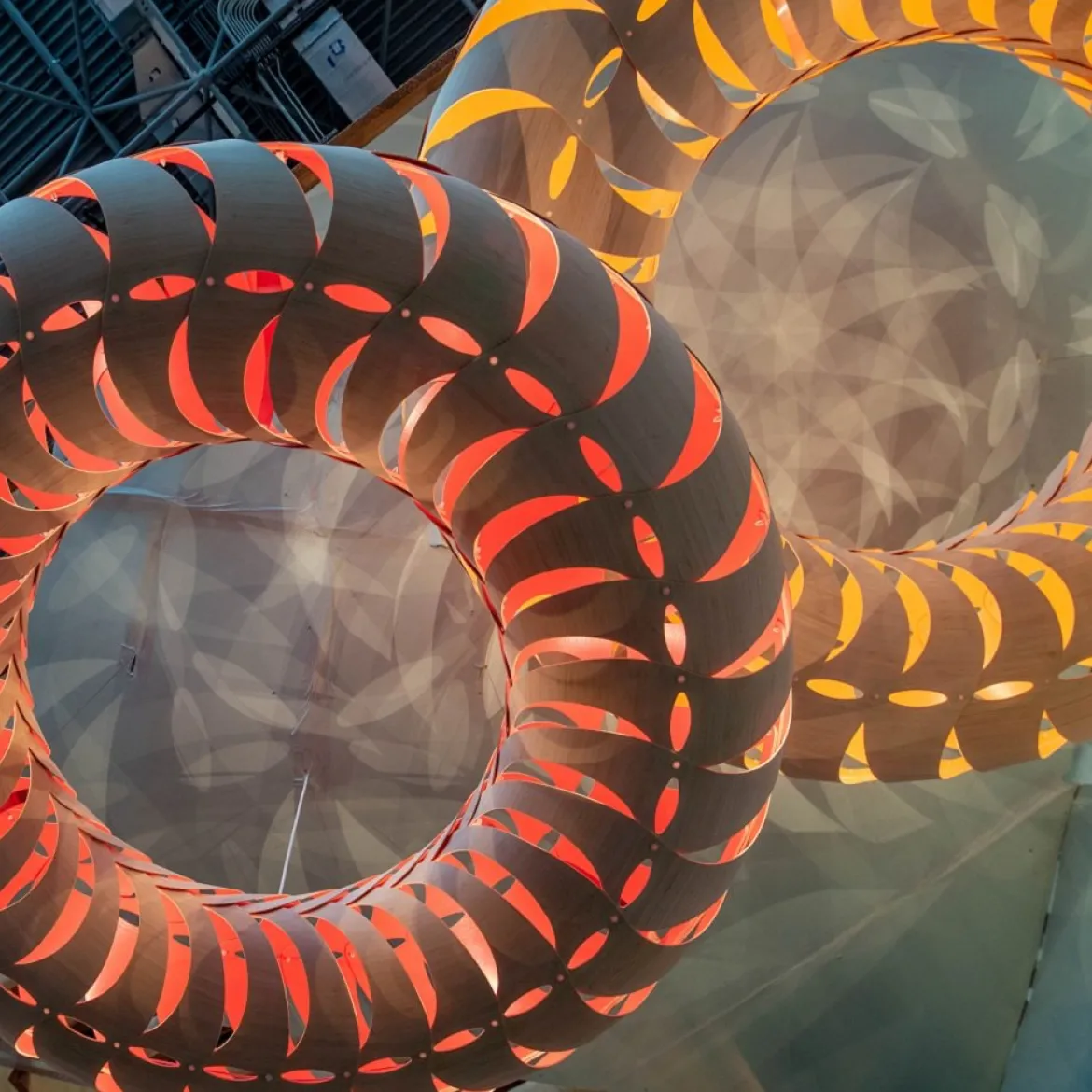 David Trubridge Maru Pendelleuchte Ø 140cm rot