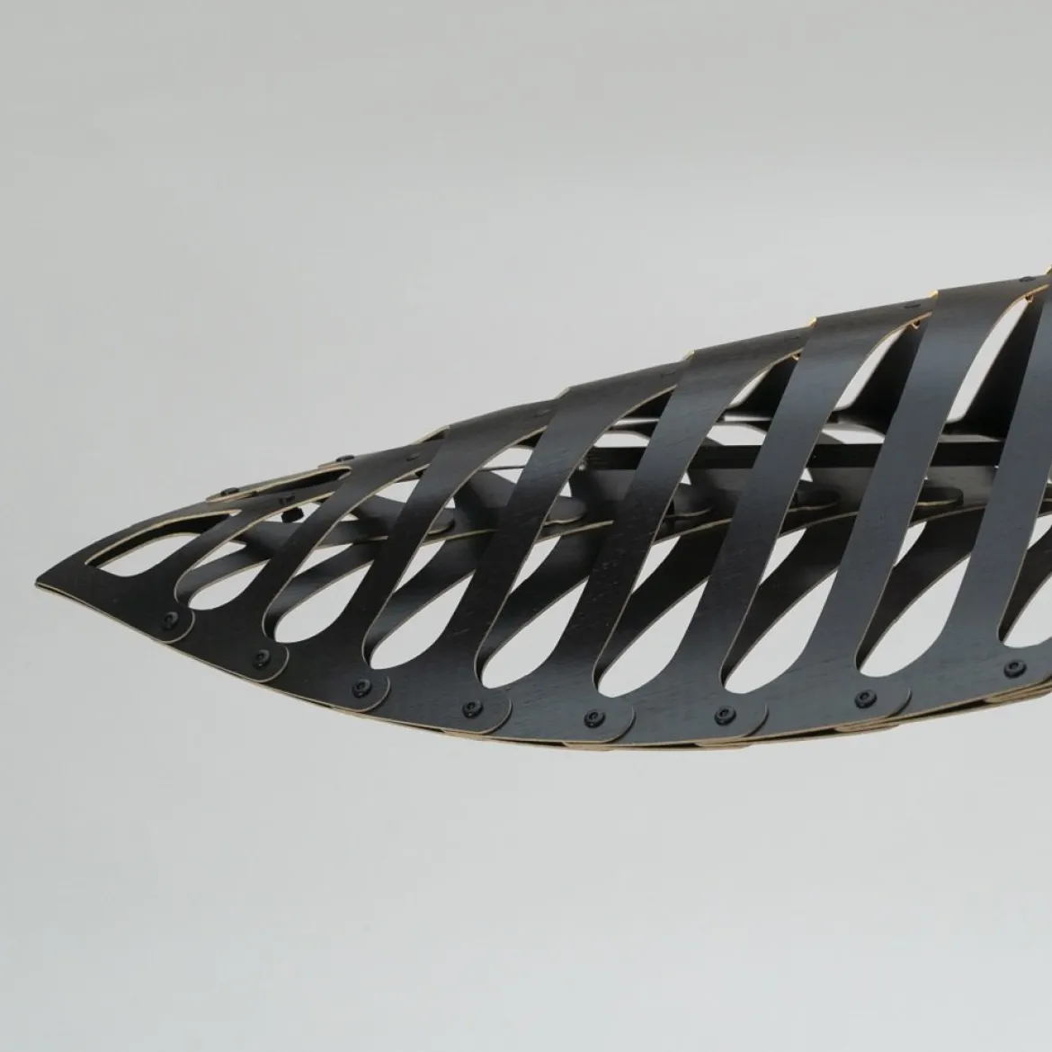David Trubridge Navicula small Pendelleuchte 57 cm schwarz 2 Seiten
