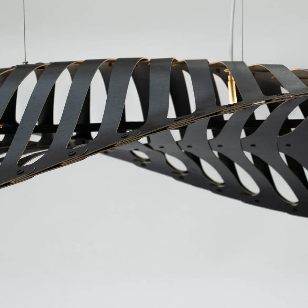 David Trubridge Navicula small Pendelleuchte 57 cm schwarz 2 Seiten