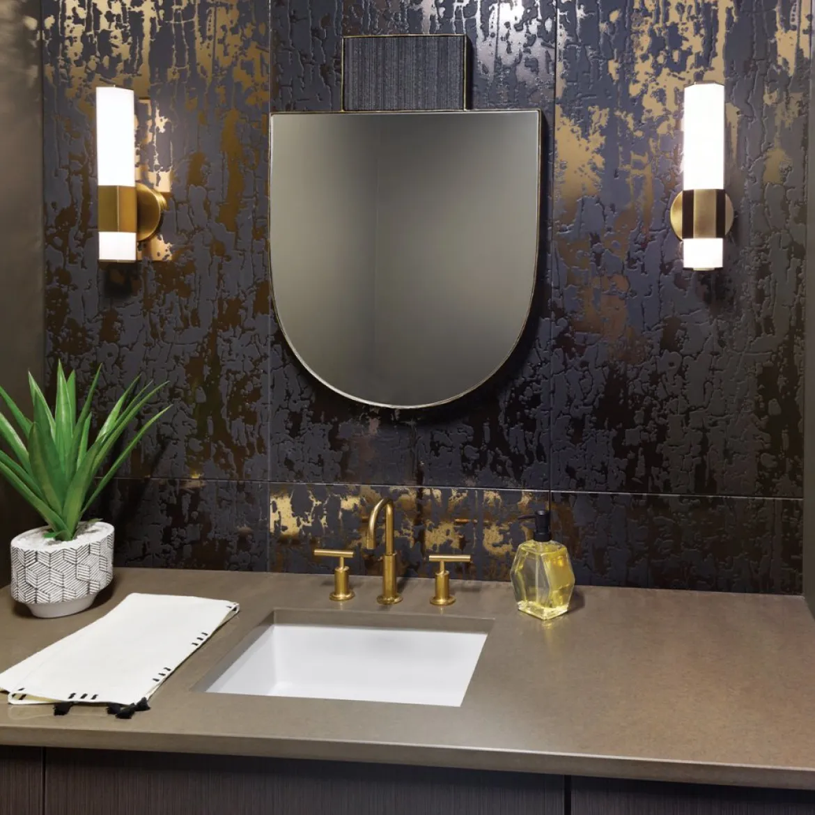 Elstead Facet LED Wandleuchte Messing opal IP44