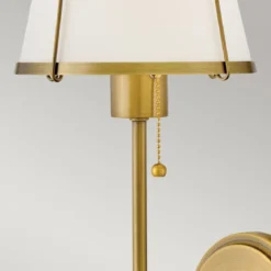 Elstead Lighting Clarke Wandleuchte mit Zugschalter Messing Leinenschirm creme