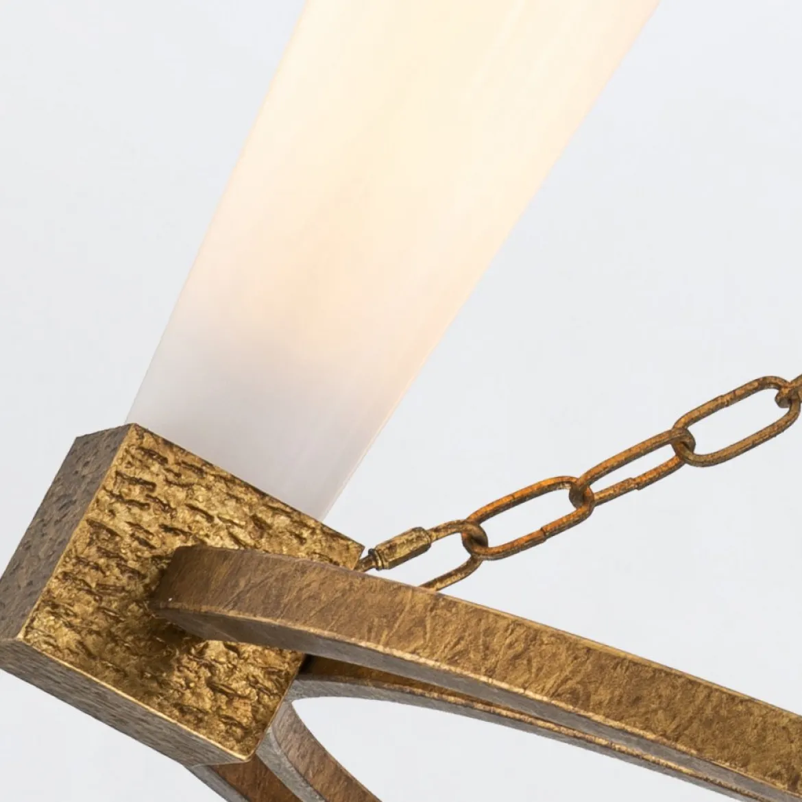 Elstead Lighting Kristy Kronleuchter 4-flammig Antik Gold Opalglas
