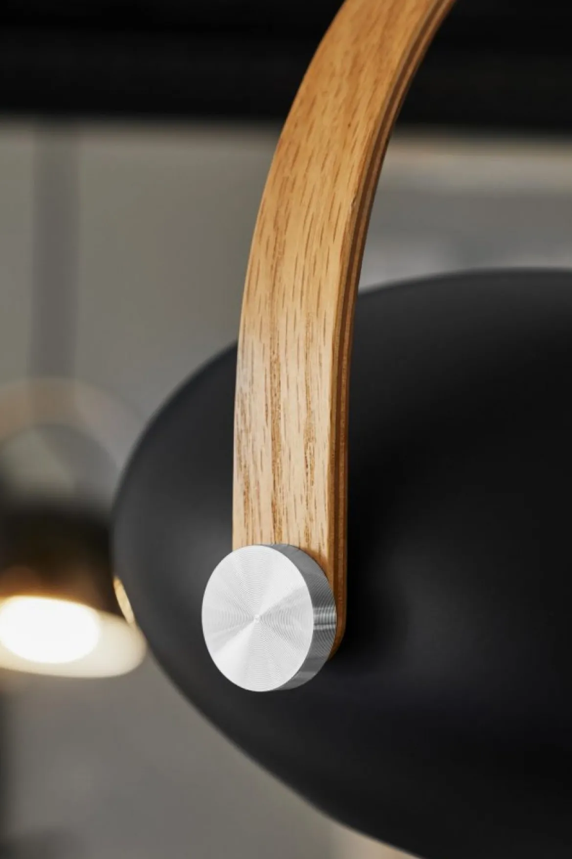 Halo Design No. 734306 LED Pendelleuchte D.C, schwarz matt-Eiche Ø 18