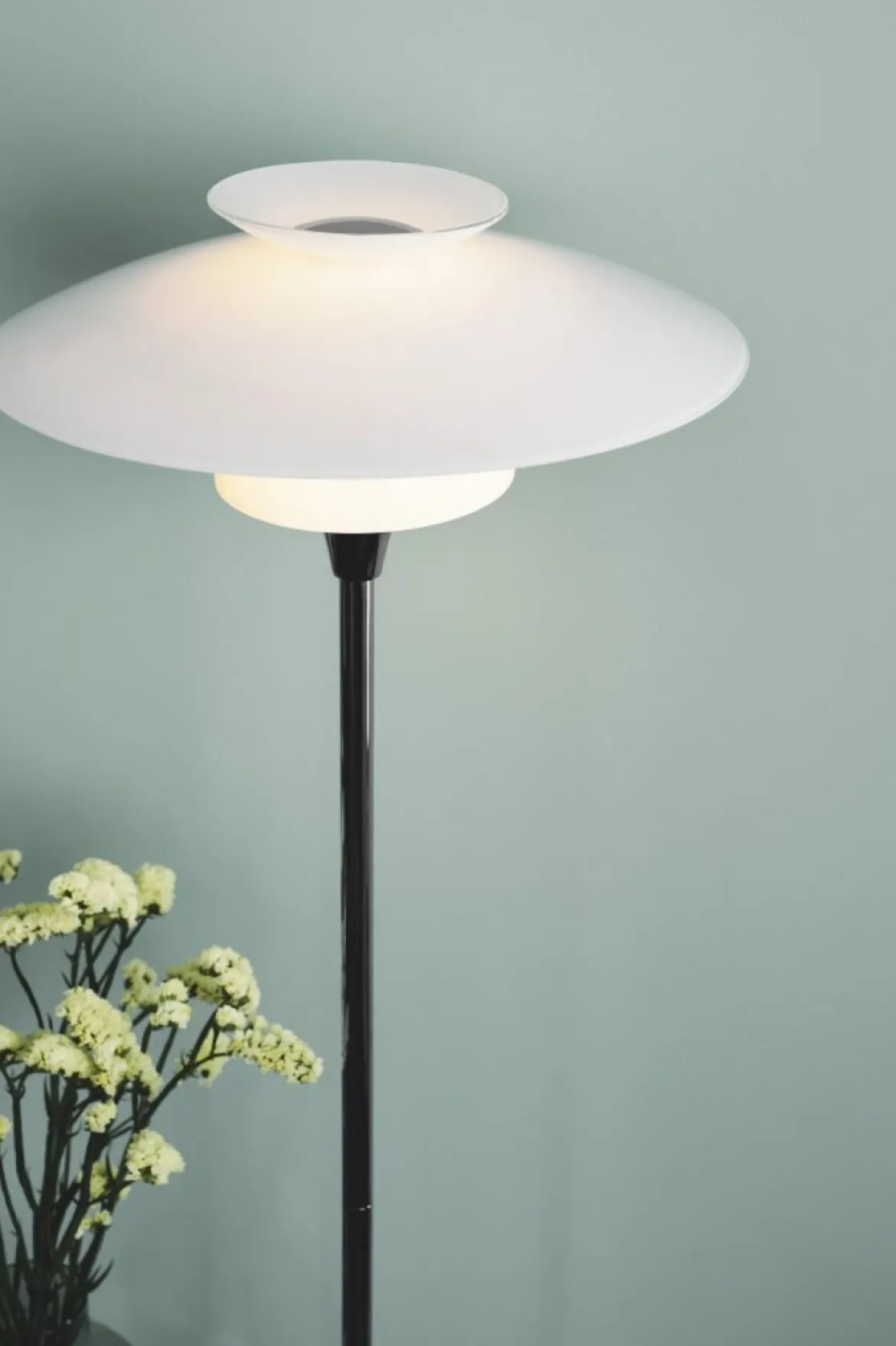 Halo Design No. 733699 Stehleuchte Scandinavia Opal Chrom Ø 40cm H146cm