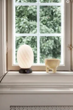 Halo Design No. 739424 Tischleuchte Twist Egg Opal Schwarz 15cm
