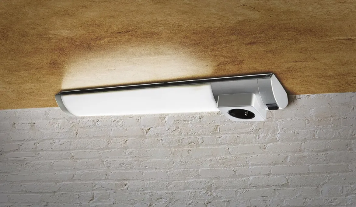 Heitronic 501318 LED Unterbauleuchte mit Steckdose 1-fach Detmold 449mm 4000K