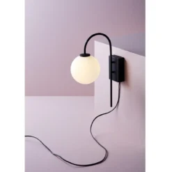 Herstal Ballon Wandleuchte schwarz Glas opal G9