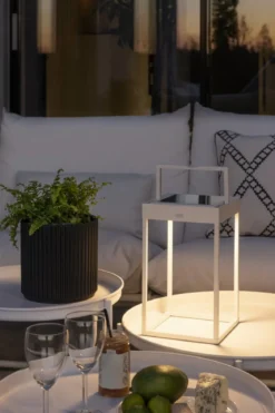 KONSTSMIDE No. 7815-250 Portofino LED Solar USB-Laterne weiß dimmbar mit Sensor