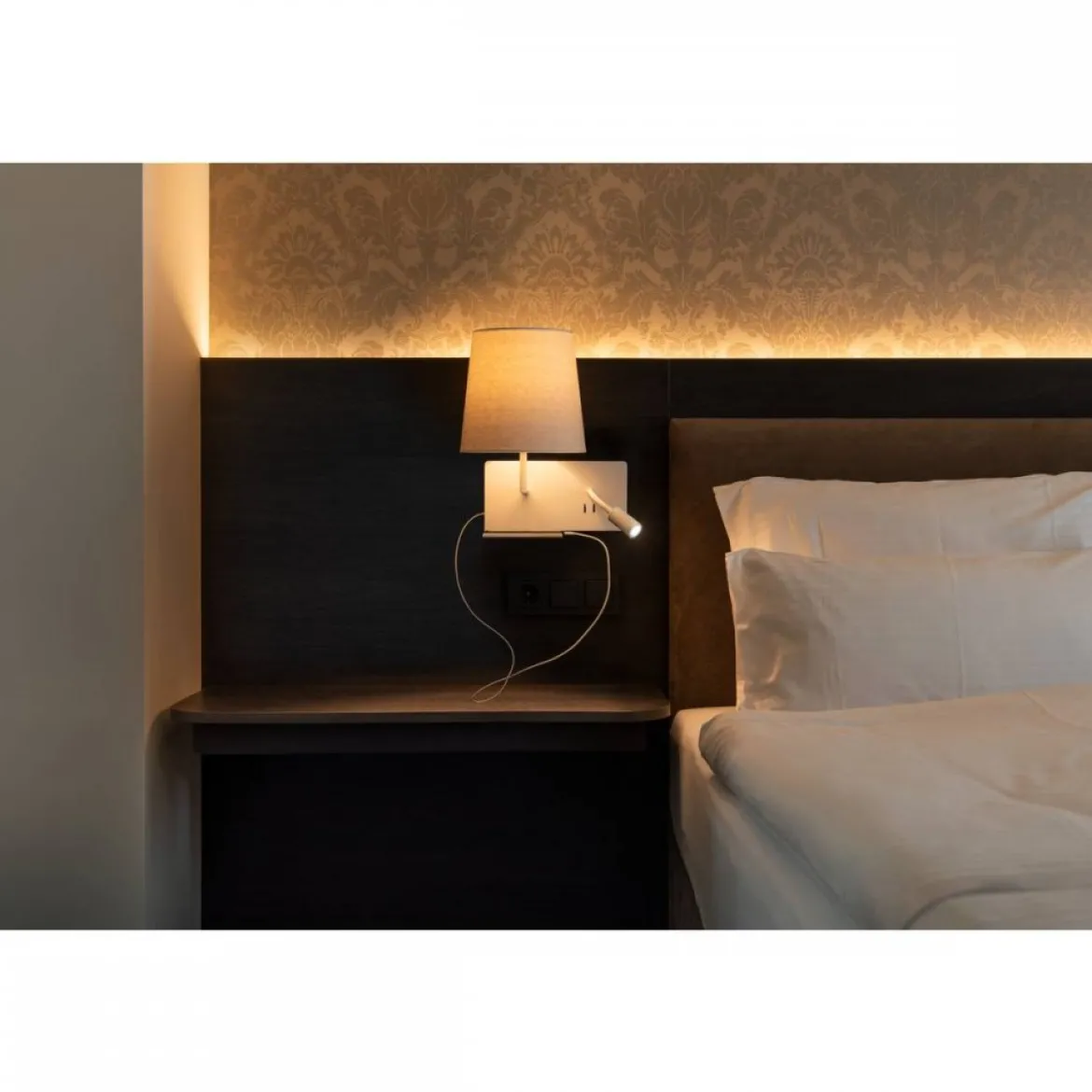 SLV No. 1003459 SOMNILA FLEX Indoor LED Wandaufbauleuchte 3000K weiß Version links inkl. USB