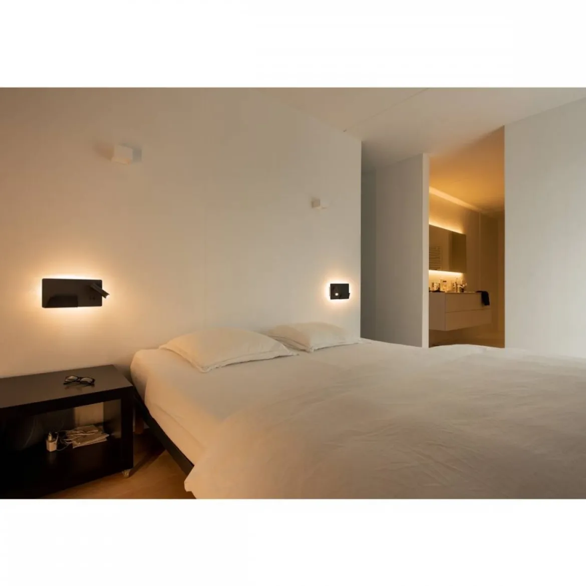 SLV No. 1003455 SOMNILA SPOT Indoor LED Wandaufbauleuchte 3000K schwarz Version links inkl. USB